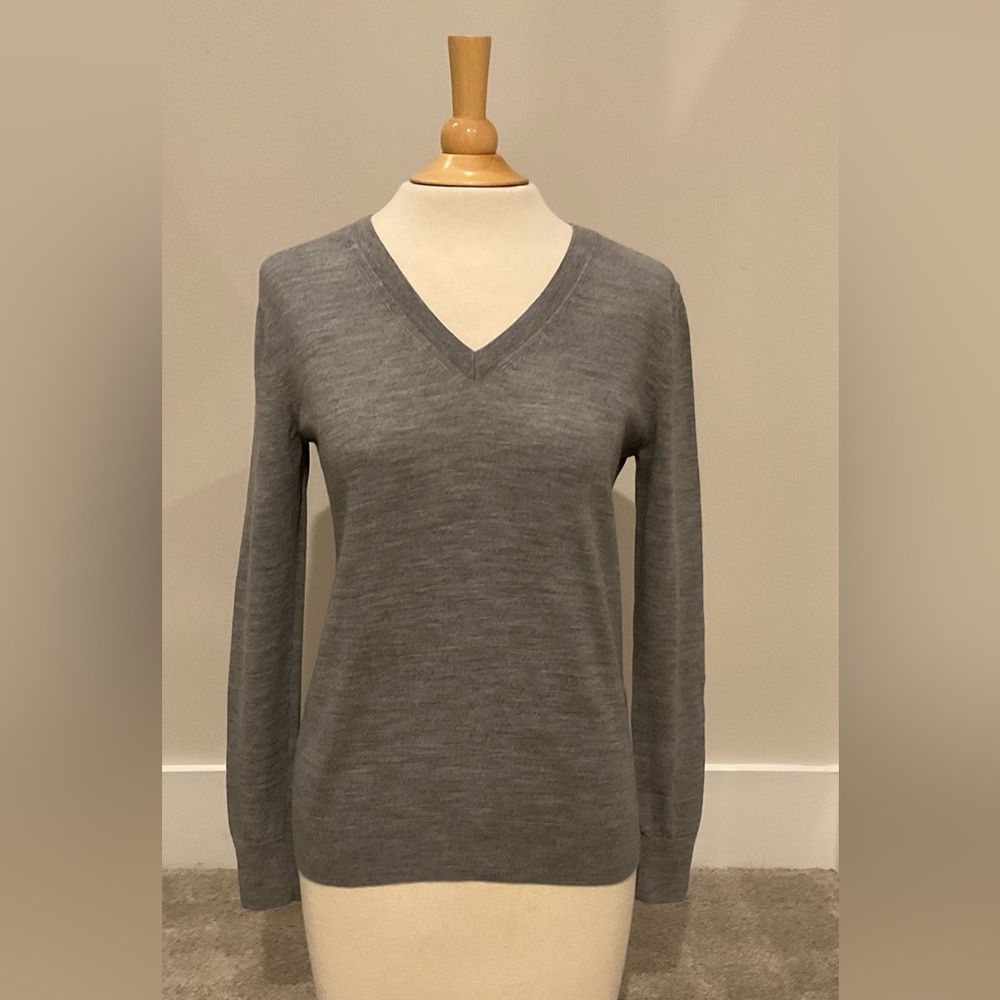 Banana Republic 100% Merino Wool V-Neck Sweater, Gray Heather, Size XS